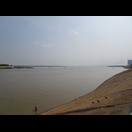 Hier vor Phnom Penh mündet der Tonle Sap Fluss (vorn) in den Mekong (von links darüber)